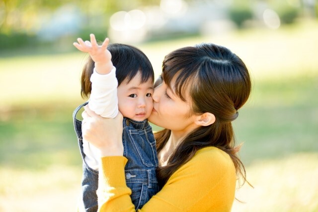 キスするママ