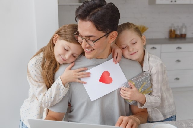 お父さんに抱きつく