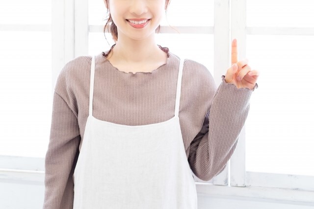 ポイント示す女性